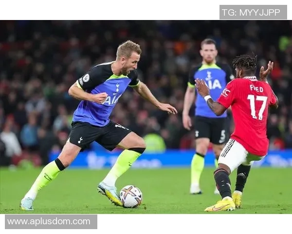 英国小男孩调皮捣蛋戏弄足球明星引发全场欢笑瞬间