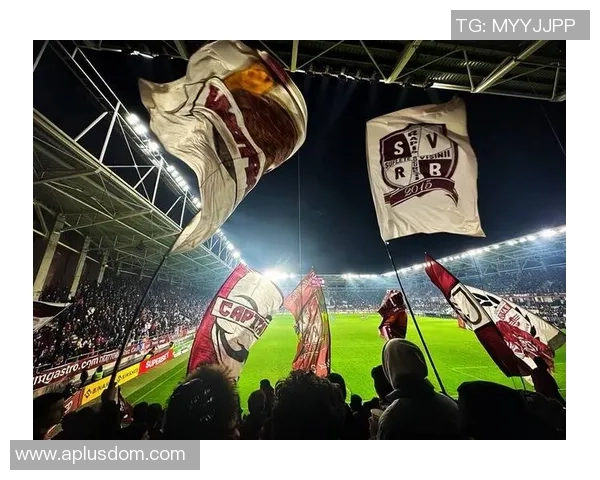 足球明星人行立牌引发热议球迷与偶像的距离在此缩短