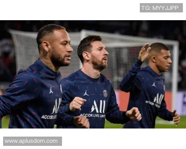 足球明星捧杯事件背后的真相揭秘及其对体育界的影响分析