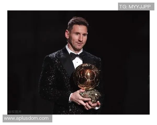 足球明星身着西服优雅颁奖展现风采精彩瞬间回顾 足球明星身着西服优雅颁奖展现风采精彩瞬间回顾